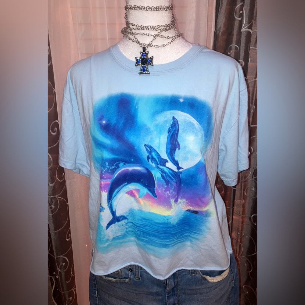 MIGHTY FINE Women’s BLUE DOLPHIN SPRAY PAINT PRINT SHORT SLEEVE CROP Tshirt MED